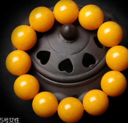 蜜蠟手串可以沾水嗎？蜜蠟手串能碰水嗎？