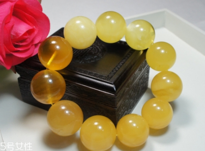 蜜蠟手串戴哪只手？蜜蠟手串佩戴講究