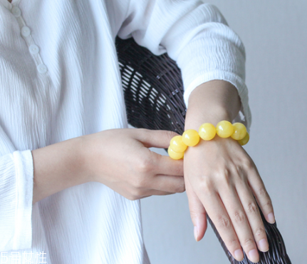 怎么鑒別蜜蠟手串真假？蜜蠟手串真假怎么看？