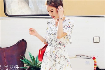 荷葉邊連衣裙怎么搭配？荷葉邊連衣裙搭配圖片