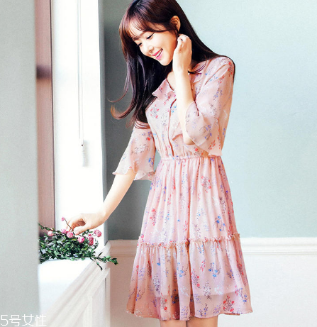 荷葉邊連衣裙怎么搭配？荷葉邊連衣裙搭配圖片