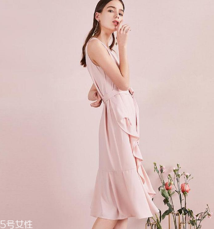 荷葉邊連衣裙怎么搭配？荷葉邊連衣裙搭配圖片