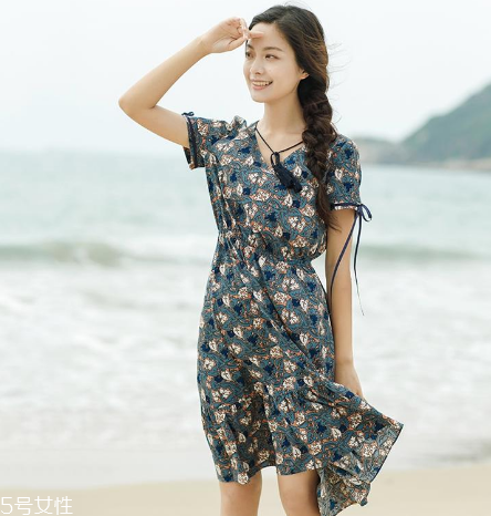 荷葉邊連衣裙怎么搭配？荷葉邊連衣裙搭配圖片