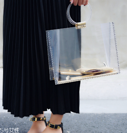 20歲女生背什么包？20多歲女生適合什么包包？