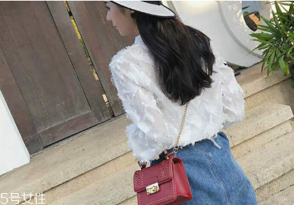 20歲女生背什么包？20多歲女生適合什么包包？