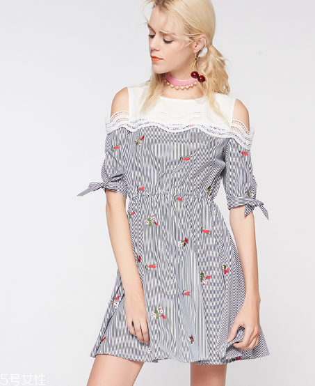 露肩連衣裙怎么搭配？露肩連衣裙搭配圖片