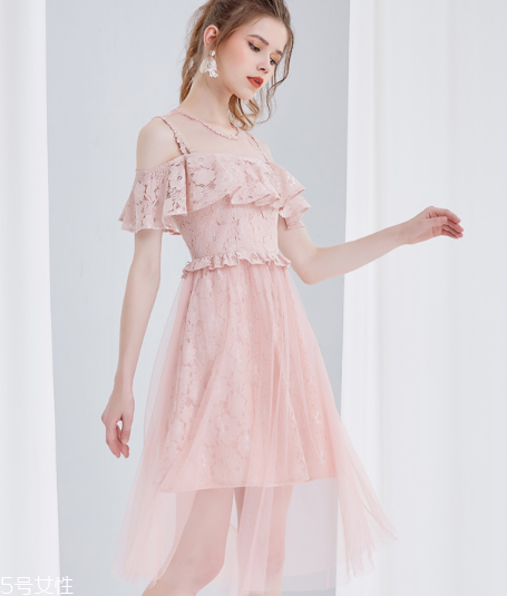 露肩連衣裙怎么搭配？露肩連衣裙搭配圖片