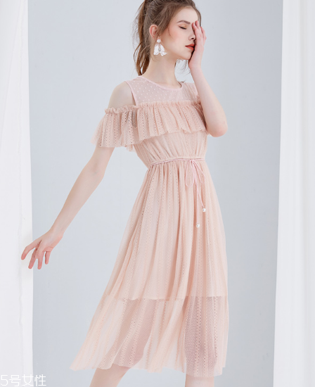 露肩連衣裙怎么搭配？露肩連衣裙搭配圖片