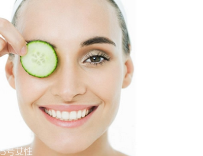 黃瓜敷臉能祛眼袋嗎？黃瓜敷臉有祛眼袋效果嗎？