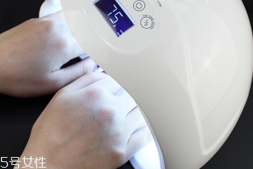 美甲燈會把手照黑嗎？美甲燈之前要涂防曬霜嗎？