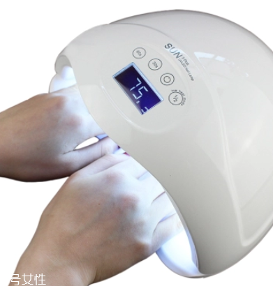 美甲燈會把手照黑嗎？美甲燈之前要涂防曬霜嗎？