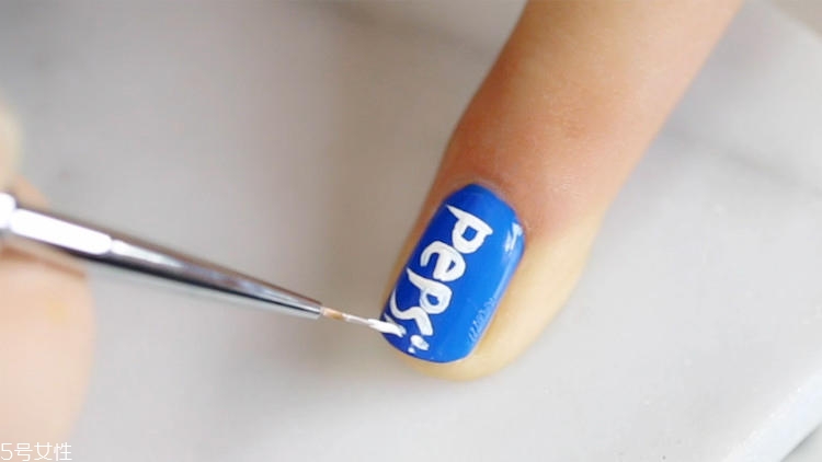 世界杯可樂美甲怎么做？世界杯主題可樂美甲教程