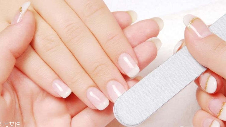 世界杯可樂美甲怎么做？世界杯主題可樂美甲教程