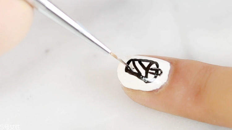 世界杯可樂美甲怎么做？世界杯主題可樂美甲教程