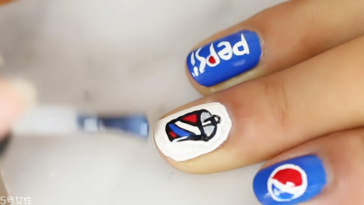 世界杯可樂美甲怎么做？世界杯主題可樂美甲教程