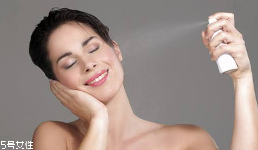 補(bǔ)水噴霧怎么定妝不花妝？補(bǔ)水噴霧的隱藏功能介紹