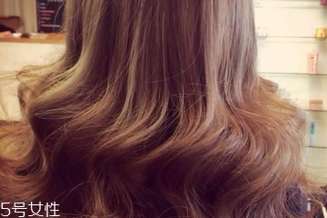 燙發(fā)后怎么打理卷發(fā)？剛燙的卷發(fā)如何打理？