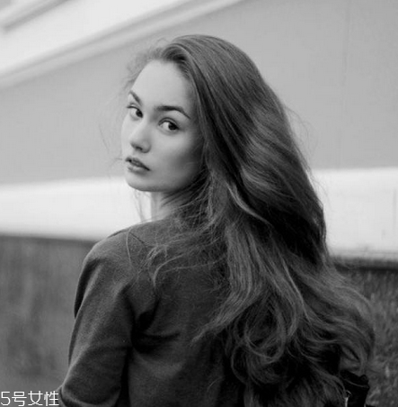 燙發(fā)是冷燙好還是熱燙好？冷燙和熱燙哪個(gè)更自然？