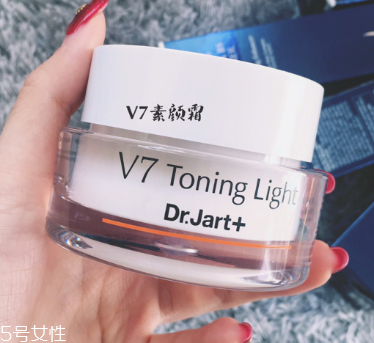 長(zhǎng)期用素顏霜會(huì)變黑嗎？長(zhǎng)期用素顏霜的后果