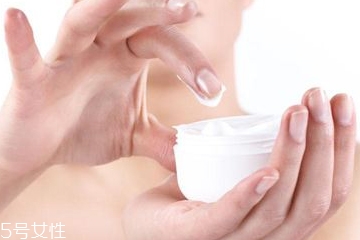 長(zhǎng)期用素顏霜會(huì)變黑嗎？長(zhǎng)期用素顏霜的后果