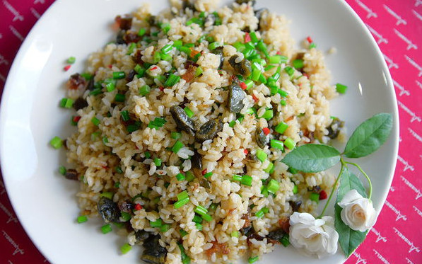 皮蛋韭菜花炒飯?jiān)趺醋?好吃又簡(jiǎn)單 皮蛋韭菜花炒飯?jiān)趺醋?好吃又簡(jiǎn)單