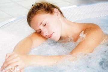 洗澡能減肥嗎？洗澡減肉肉的3種方法