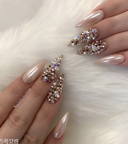 個性美甲圖片2018 讓人過目難忘的瀟灑酷帥美甲 個性美甲圖片2018 讓人過目難忘的瀟灑酷帥美甲