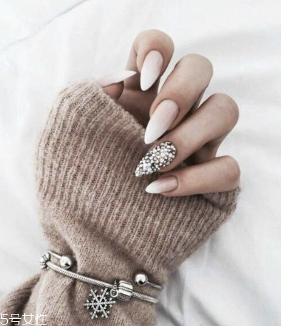 個性美甲圖片2018 讓人過目難忘的瀟灑酷帥美甲 個性美甲圖片2018 讓人過目難忘的瀟灑酷帥美甲