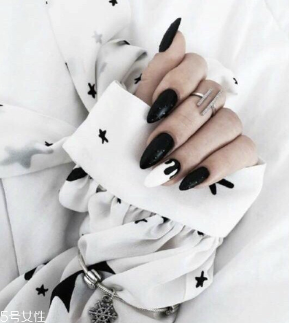 個性美甲圖片2018 讓人過目難忘的瀟灑酷帥美甲 個性美甲圖片2018 讓人過目難忘的瀟灑酷帥美甲
