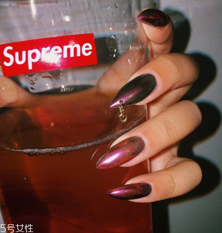 個性美甲圖片2018 讓人過目難忘的瀟灑酷帥美甲 個性美甲圖片2018 讓人過目難忘的瀟灑酷帥美甲