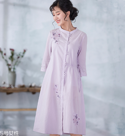 紫色連衣裙怎么搭配？輕松駕馭流行色