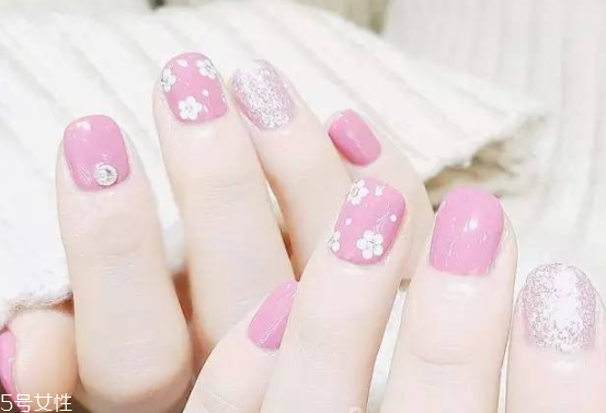 個性美甲圖片2018 讓人過目難忘的瀟灑酷帥美甲 個性美甲圖片2018 讓人過目難忘的瀟灑酷帥美甲