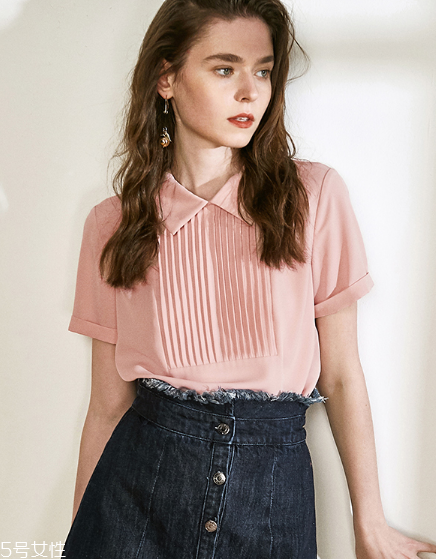 什么顏色衣服顯皮膚白？這樣穿白成一道光