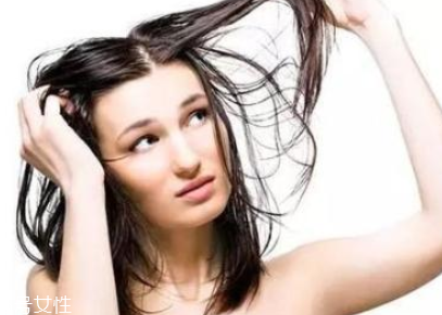 頭發(fā)兩天不洗就很油怎么辦？5個(gè)方法減緩頭皮出油