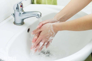 手比臉白是什么原因？手比臉白怎么回事？