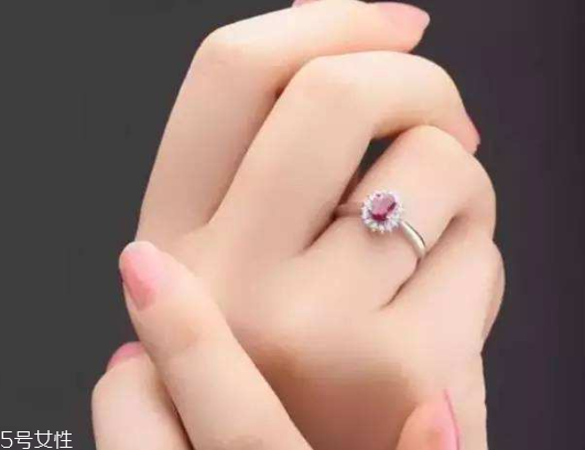 手比臉白是什么原因？手比臉白怎么回事？