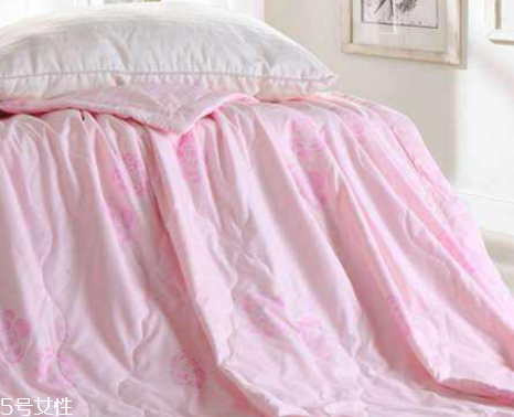 空調(diào)被可以用洗衣機洗嗎？要看不同材質(zhì)