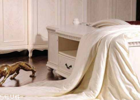 空調(diào)被可以用洗衣機洗嗎？要看不同材質(zhì)