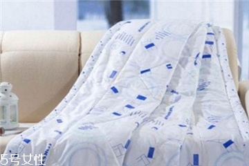 空調(diào)被可以用洗衣機(jī)洗嗎？要看不同材質(zhì)