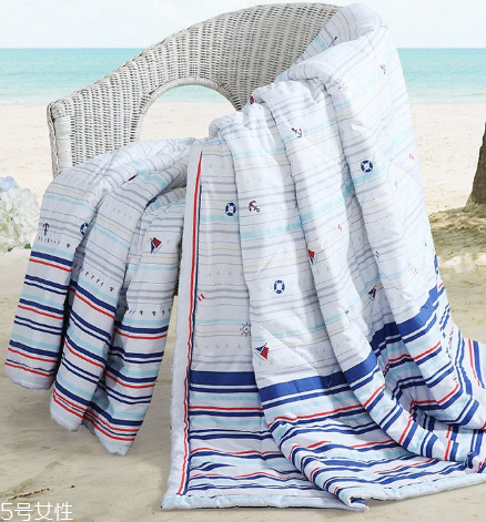 空調(diào)被適合什么時候蓋？不只是開空調(diào)的時候蓋