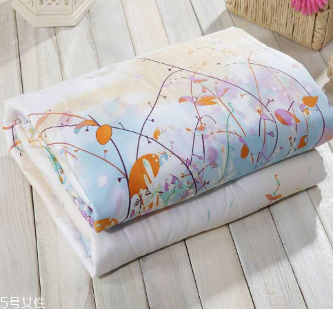 空調(diào)被適合什么時候蓋？不只是開空調(diào)的時候蓋