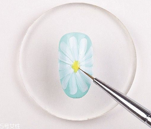 小雛菊美甲最簡單畫法 手殘黨也能一分鐘搞定 小雛菊美甲最簡單畫法 手殘黨也能一分鐘搞定