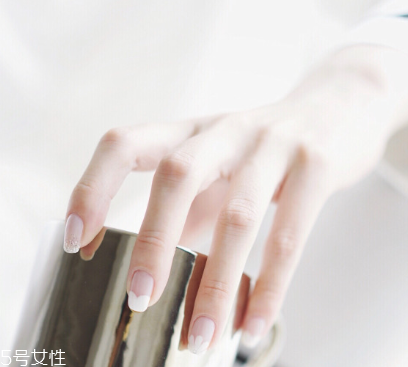 小雛菊美甲最簡單畫法 手殘黨也能一分鐘搞定 小雛菊美甲最簡單畫法 手殘黨也能一分鐘搞定