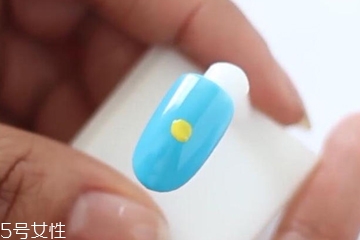 小雛菊美甲最簡單畫法 手殘黨也能一分鐘搞定 小雛菊美甲最簡單畫法 手殘黨也能一分鐘搞定