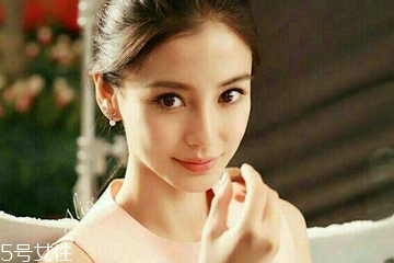 染發(fā)會(huì)使頭發(fā)變白嗎？頭發(fā)變白不是染發(fā)的鍋