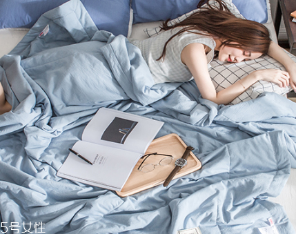 空調被和蠶絲被的區(qū)別 一招教你分清楚 空調被和蠶絲被的區(qū)別 一招教你分清楚