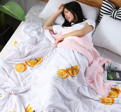 空調被和蠶絲被的區(qū)別 一招教你分清楚 空調被和蠶絲被的區(qū)別 一招教你分清楚