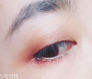 下眼影怎么畫顯眼睛大？眼睛變大2倍的下眼影畫法