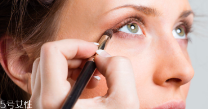 下眼影怎么畫顯眼睛大？眼睛變大2倍的下眼影畫法