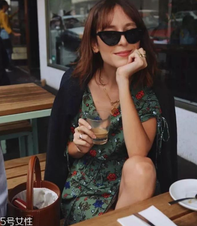 什么樣的碎花裙好看？三招選到最適合的